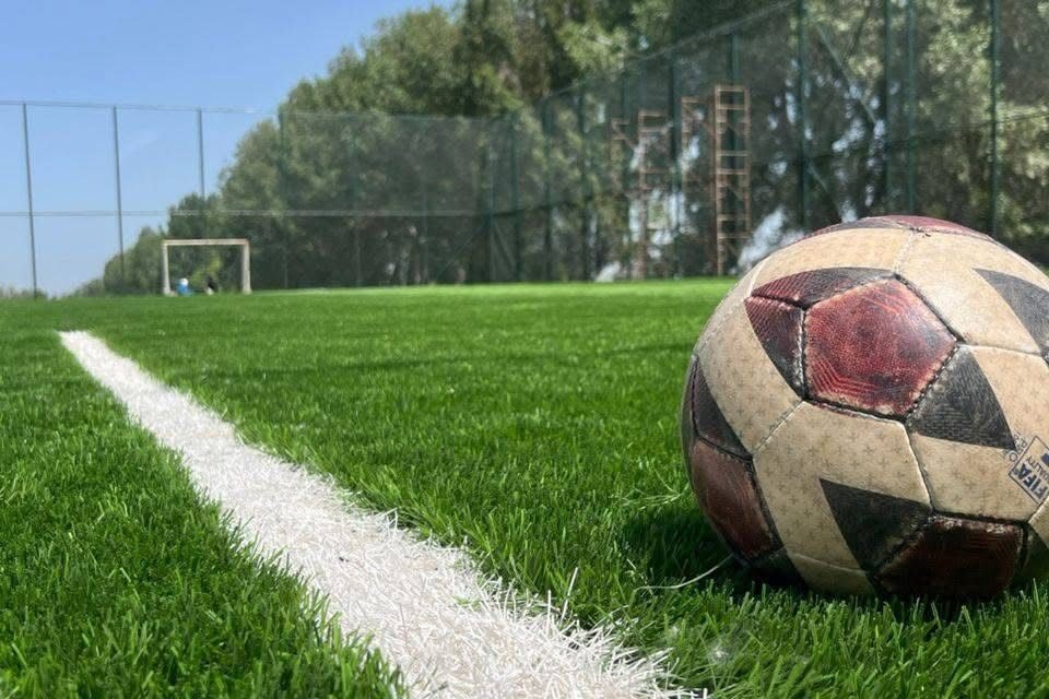 Арашан айыл аймагынын Бер-Булак айылынын кичи футбол аянтчасы жергиликтүү бюджеттин эсебинен капиталдык оңдоп түзөө иштери жасалып, торун тартуу иштери жүргүзүлүүдө