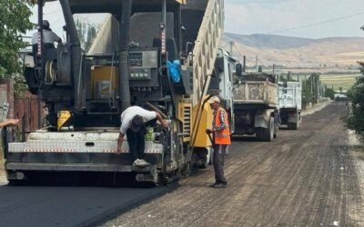 Таш-Добо айылынын Кыргыз көчөсүн асфальттоо иштери жүргүзүлүүдө