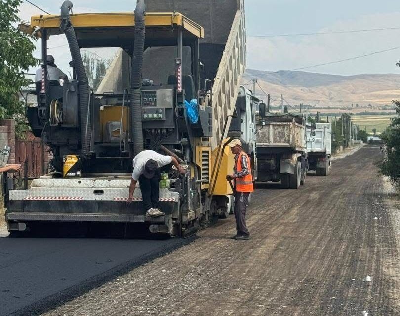 Таш-Добо айылынын Кыргыз көчөсүн асфальттоо иштери жүргүзүлүүдө