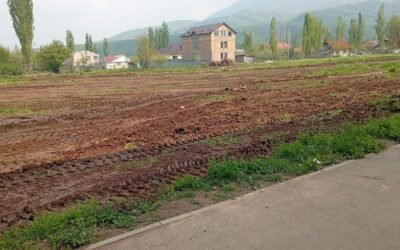 Таш-Дөбө айылынын Б.Бейшеналиева мектебинин короосуна бак тигүүгө жер тилкеси даярдалууда