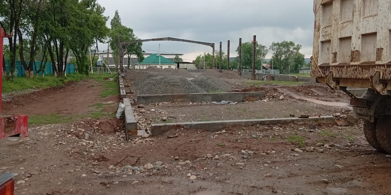 Таш-Дөбө айылында заманбап спортзал имаратынын курулушу кызуу жүргүзүлүүдө. Каржылоо булагы Республикалык бюджет.
