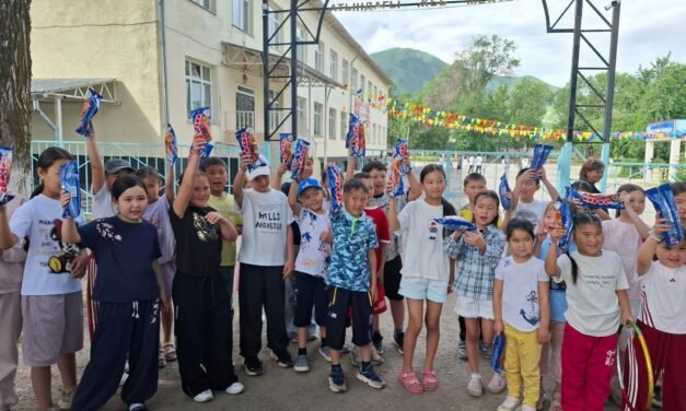 Бүгүн 1-июнь балдарды коргоо күнүндө кичинекей бөбөктөргө балмуздак таратылды