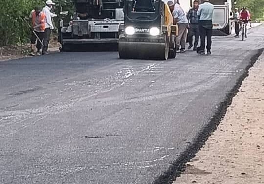 Арашан айыл аймагынын Таш-Дөбө жана Малиновка айылдарынын аралыгындагы жол тилкесине асфальт төшөлүүдө. Аткаруучу ДЭП-25 ишканасы.