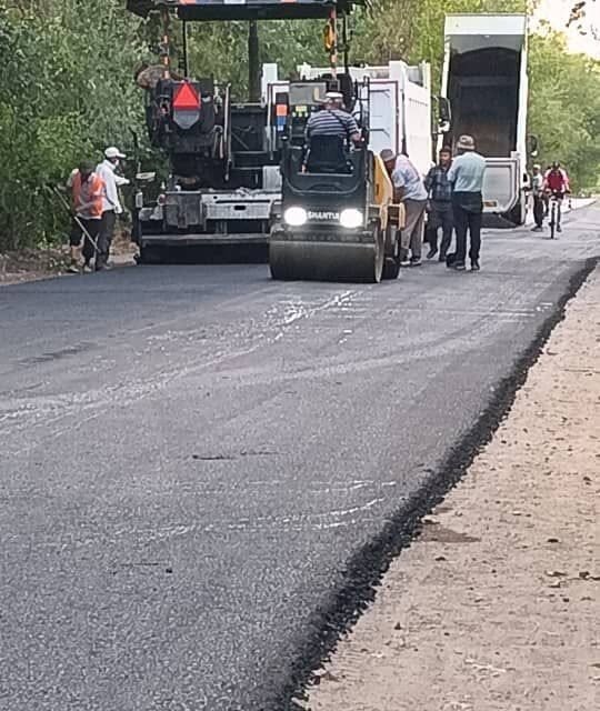 Арашан айыл аймагынын Таш-Дөбө жана Малиновка айылдарынын аралыгындагы жол тилкесине асфальт төшөлүүдө. Аткаруучу ДЭП-25 ишканасы.