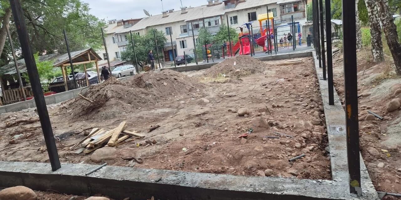 Айыл аймактын Малиновка айылында балдар үчүн чакан футбол аянтчасы демөөрчүлөр менен биргеликте курулууда.