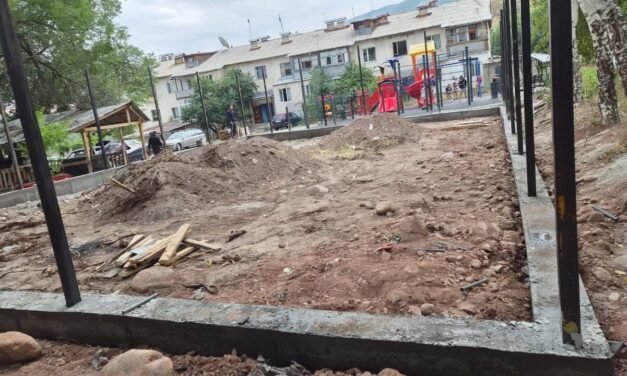 Айыл аймактын Малиновка айылында балдар үчүн чакан футбол аянтчасы демөөрчүлөр менен биргеликте курулууда.